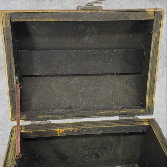 VINTAGE SMALL WOODEN TRUNK -- Woven Panels, Wood/Metal, Hook Latch, Metal Handle - Picture 6 of 9